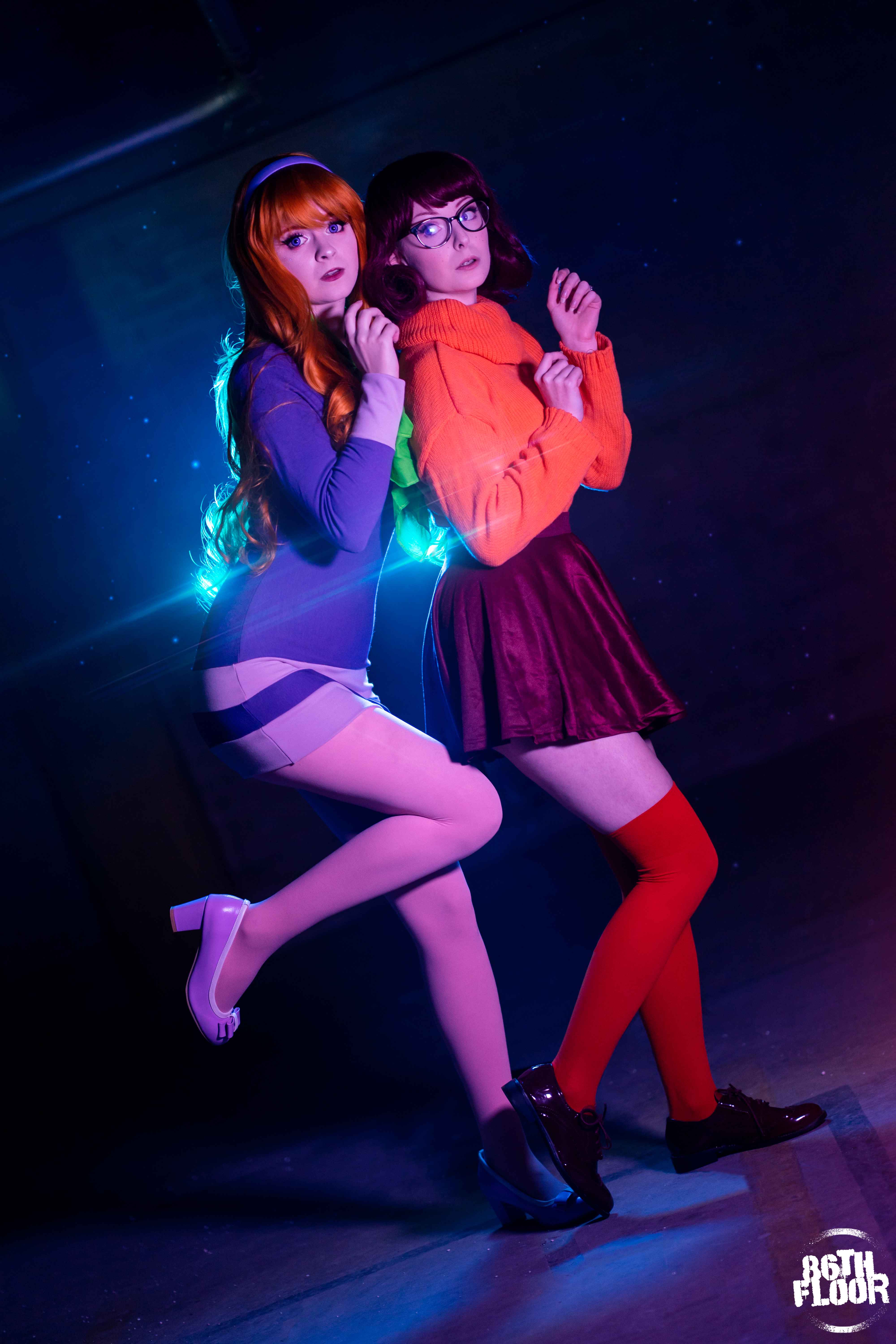 Daphne and Velma cosplayers from Scooby Doo
