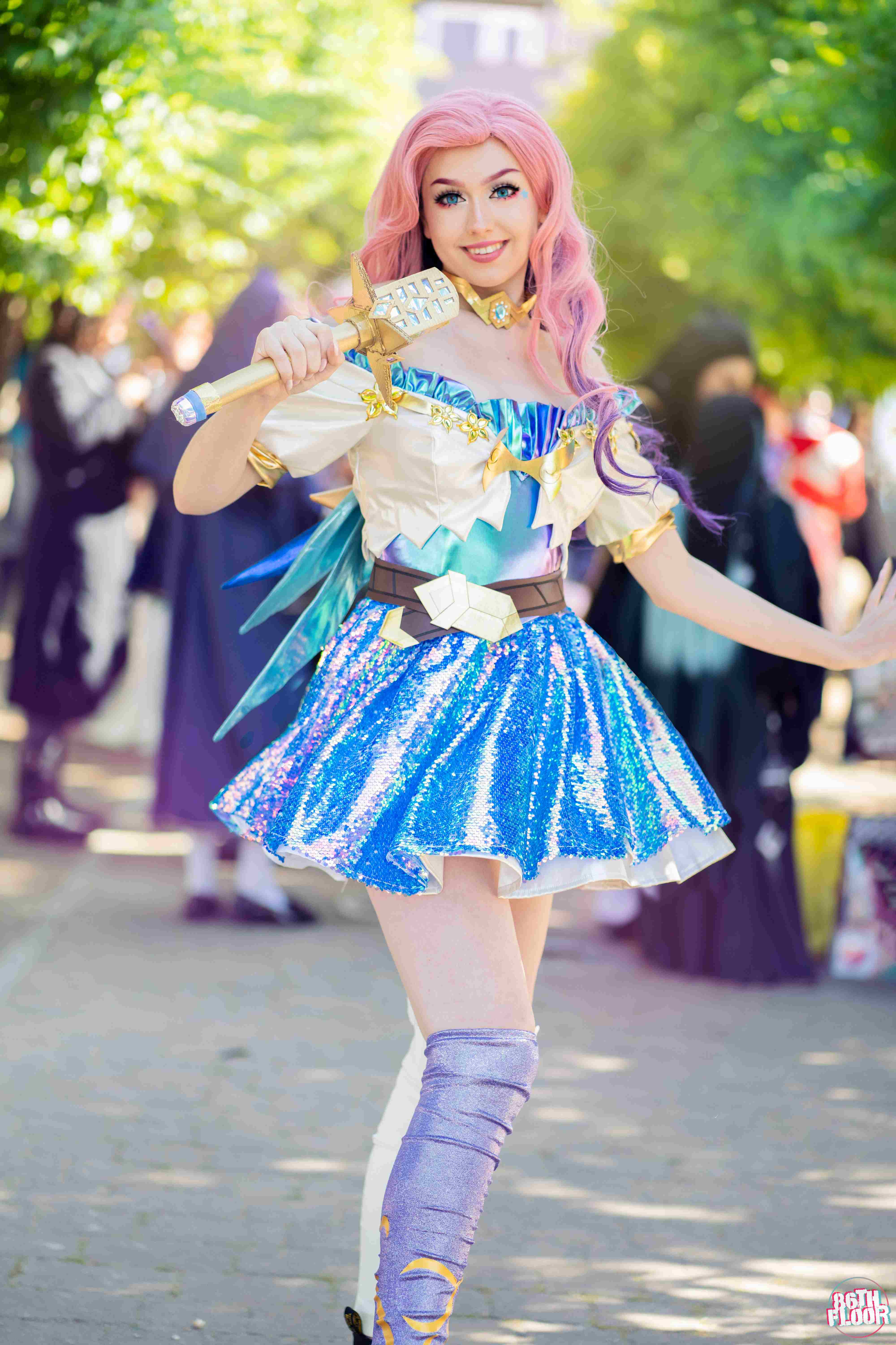 Seraphine - League of Legends K_DA - London MCM Comic Con 2023 - 86th Floor Cosplay and Cons
